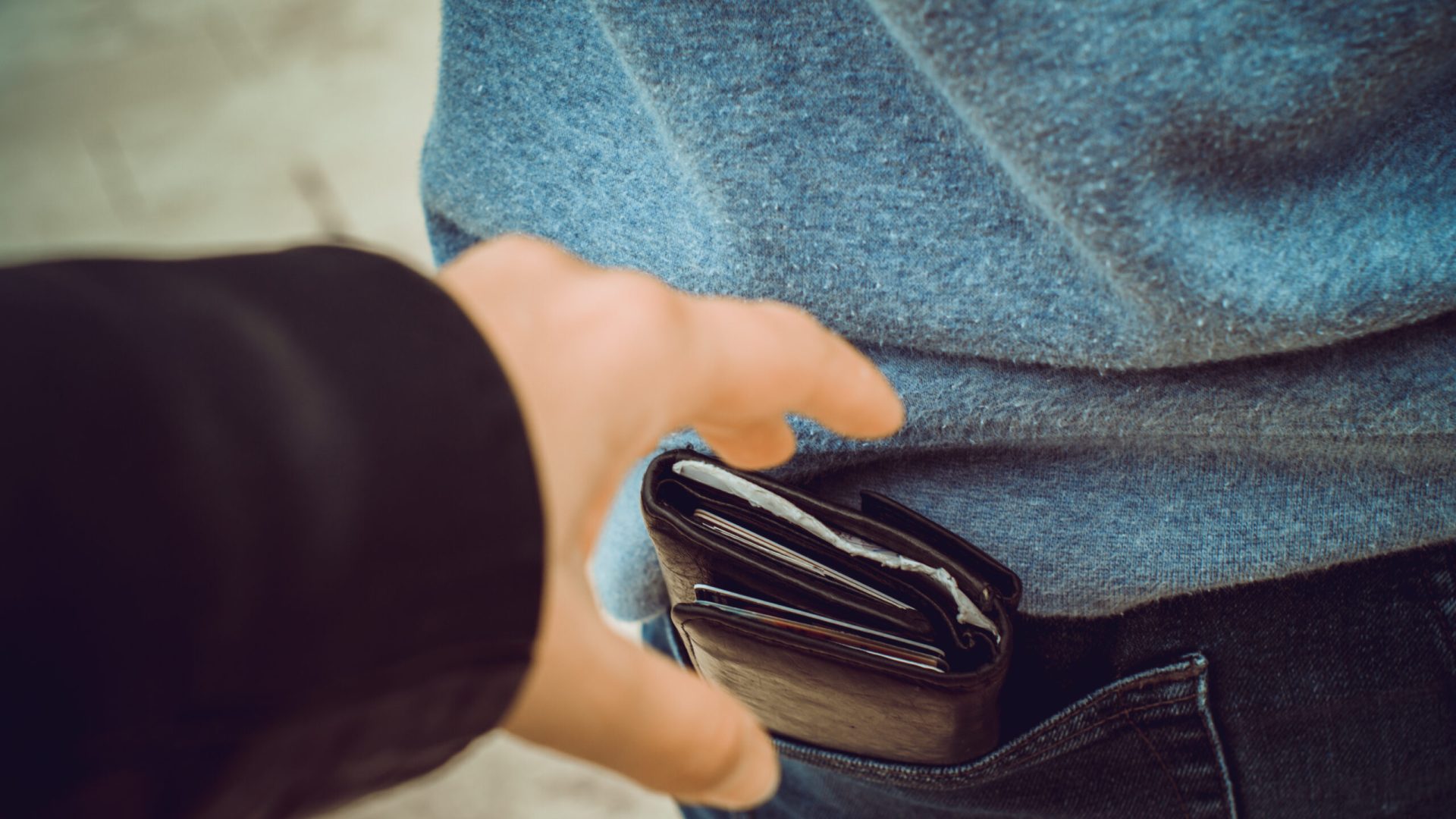 Stealing,Wallet,From,The,Back,Pocket,,Pickpocket