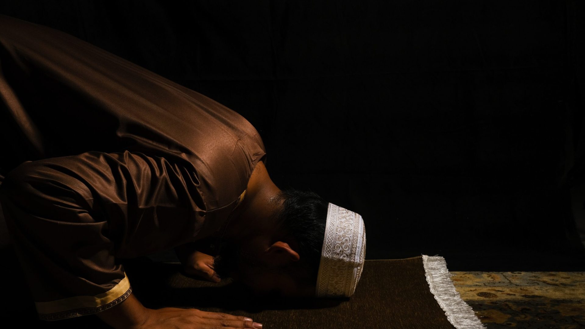 A,Picture,Of,Men,Perform,"sujud",On,Praying,Mat,During
