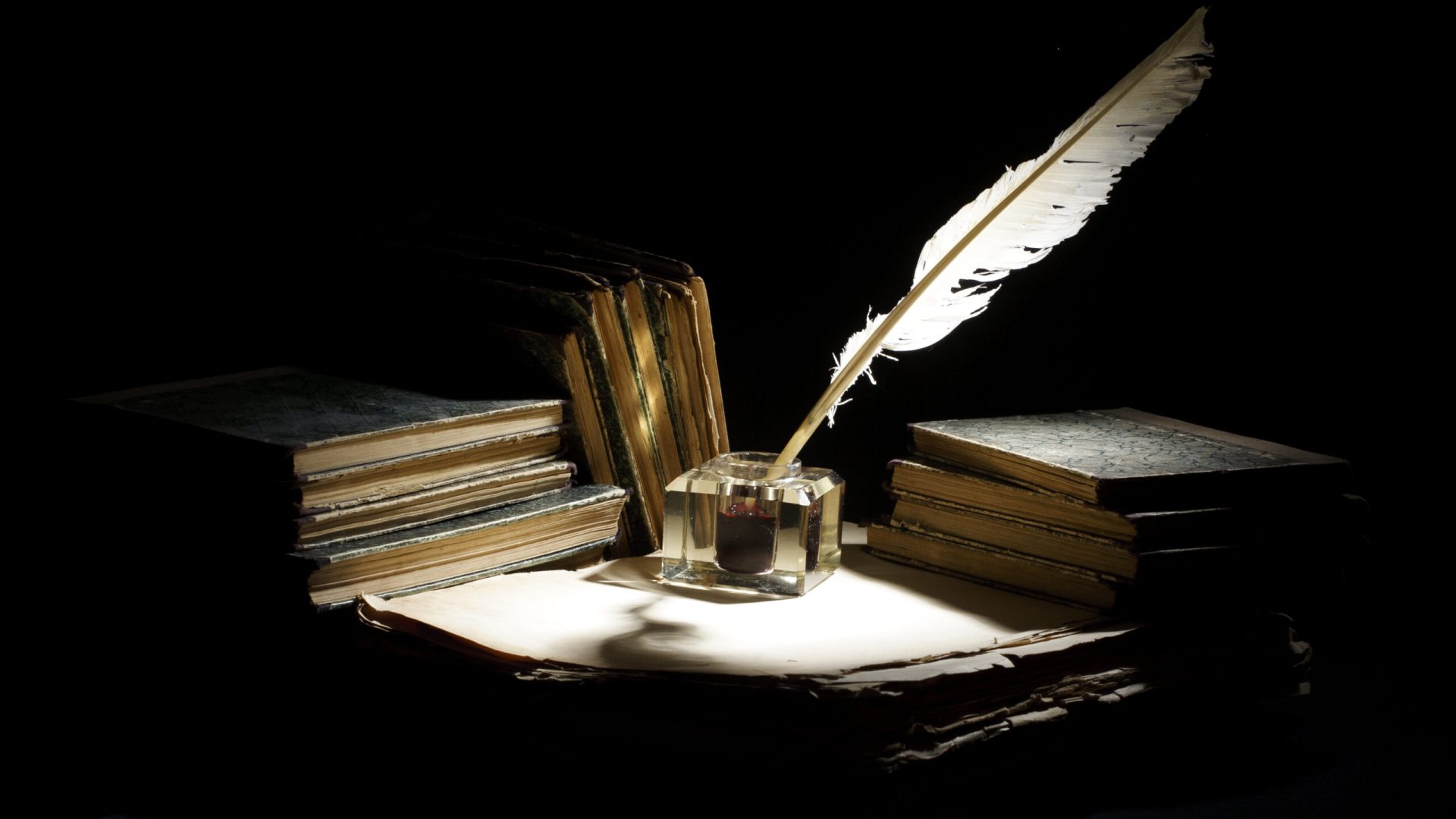 Vintage,Concept.,Old,Fountain,Pen,,Books,And,Inkwell,On,A